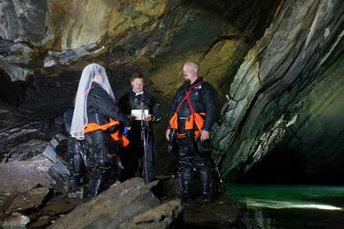 Bilde av Ina og Jani som gifter seg inne i grotte med prest.