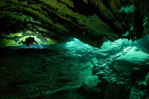 Bilde av dykker inne i grotte