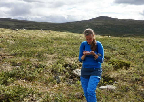 Hilde Nikoline Hambro Dybsand gående i fjellet