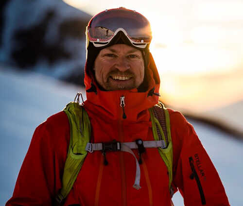 Bilde av Mikael af Ekenstam i friluftklær på tur om vinteren.