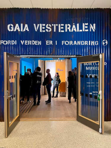 Bilde av inngangsparti med gjester på Gaia Vesterålen.