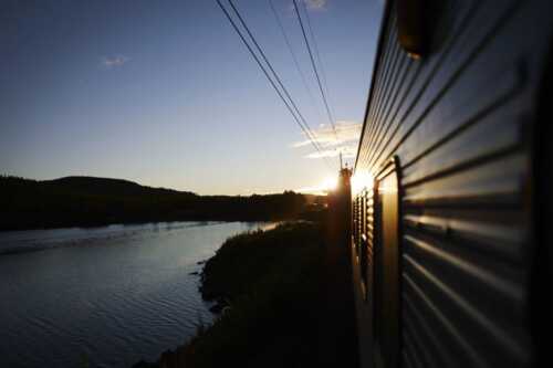 Nærbilde av side av tog i solnedgang