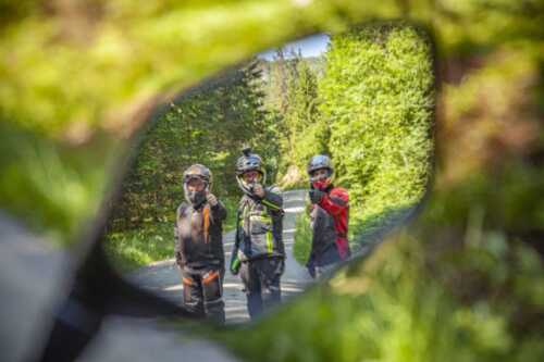 Bilde av 3 motorsyklister i et motorsykkel speil.