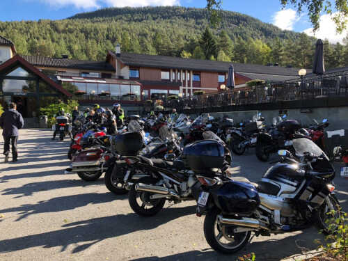 Bilde av mange motorsykler som står parkert utenfor Strand Hotel.