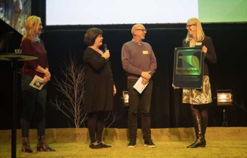 Ann-Kristin Ytreberg deler ut miljøfyrtårn sertifikat til Norsk Opplevelseskonferanse ved Marie Be