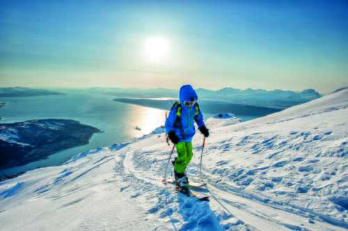 Bilde person som går på ski i fjellet i Narvik.