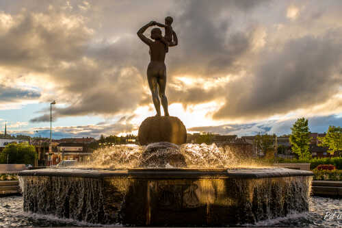 Bilde av statue i solnedgang i Narvik