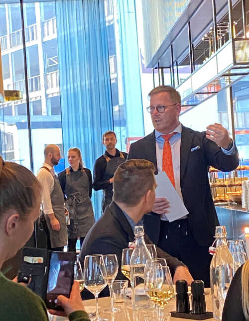 Bilde av Erik Taraldsen som snakker til gjester på Thon Hotel Svolvær under "Norge, et Mekka for sjømatelskere?