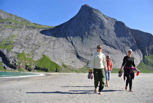 Studenter som går på strand i Lofoten.