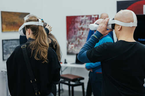 Bilde av deltalere med VR-briller.