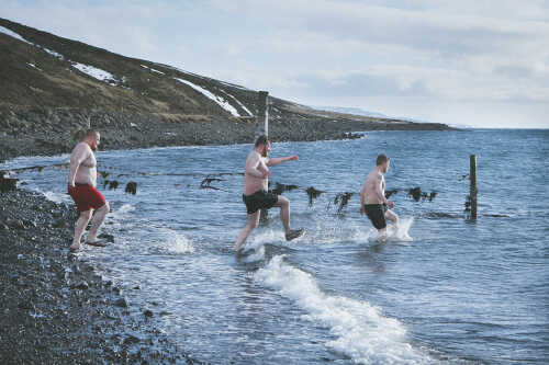 Austurland, Island, menn som bader i sjøen