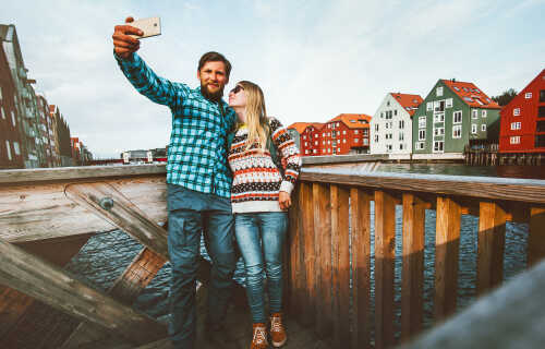 Bilde av par som tar selfie i Trondheim