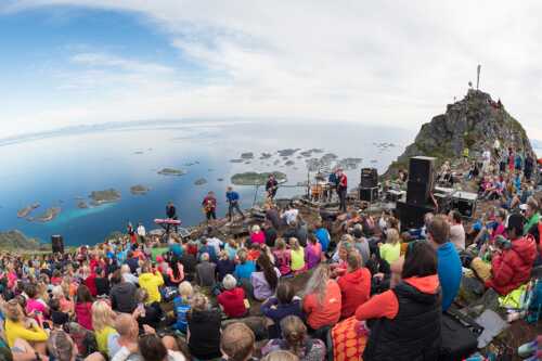 Bilde av konsert på toppen av Festvågtind med utsikt til Henningsvær.