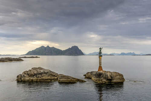 Bilde av statuen Fiskerkona i Svolvær