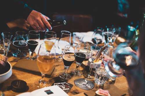 Bilde av bord med ølglass for ølsmaking hos Hundholmen Brygghus.