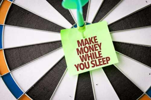 Bilde av dart med pil i blink med post it med teksten "Make money while you sleep".